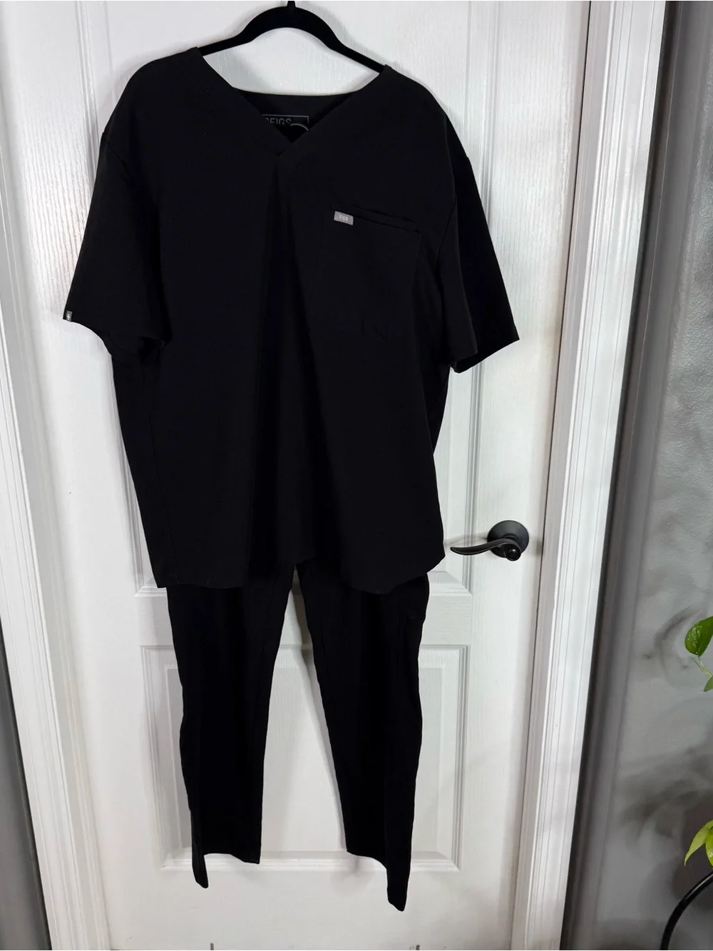 FIGS Men’s Black Scrub Set XXL Leon Top + XL Axim Cargo Pants Technical Collecti